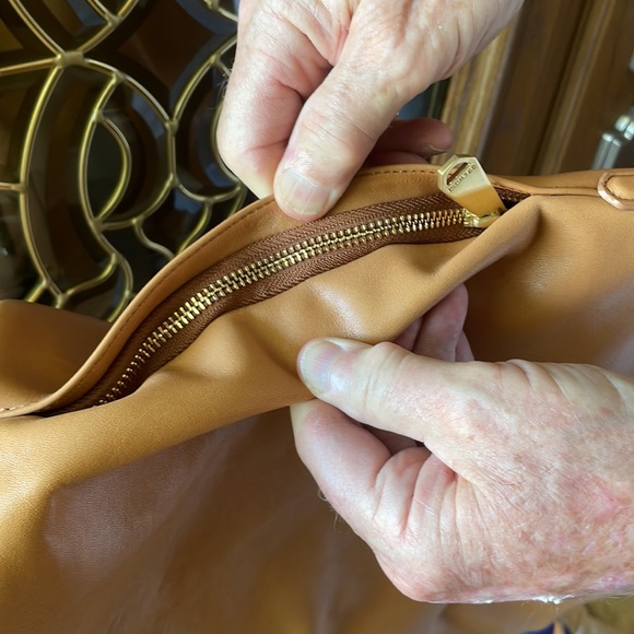 Brahmin smooth shoulder bag med Taupe color excellent condition. - Picture 6 of 9